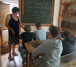 Der Klassenraum vermittelt ein Bild vom Schulunterricht vor 100 Jahren.